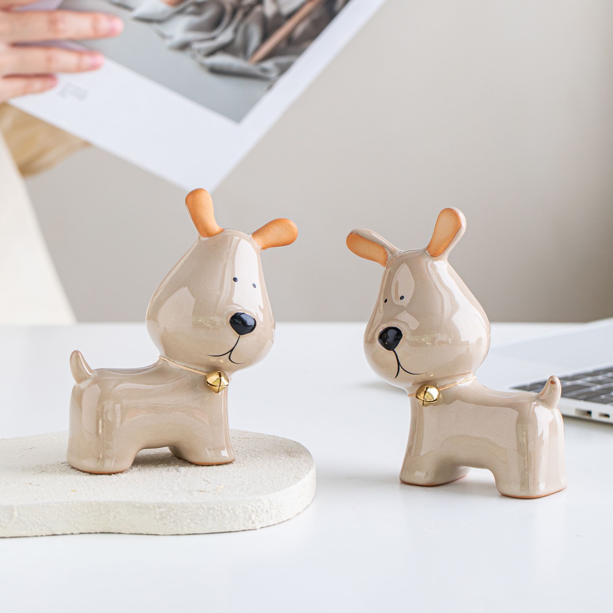 クリエイティブな北欧スタイルのセラミックベル子犬オーナメント - Office Technologies のレビューと価格